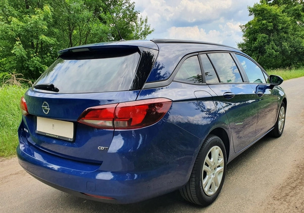 Opel Astra cena 37500 przebieg: 130000, rok produkcji 2018 z Otwock małe 232